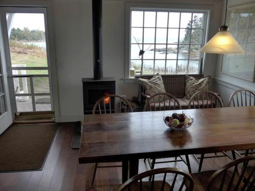 Χώρος καθιστικού στο Beautiful Private Retreat with Private Beaches and Boat on McGee Island, Maine
