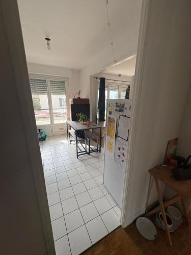 Kuchyň nebo kuchyňský kout v ubytování Appartement idéal