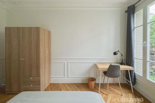 ein Schlafzimmer mit einem Schreibtisch, einem Bett und einem Stuhl in der Unterkunft Cozy Room in Alésia Paris 14th in Paris