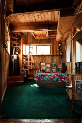 Postel nebo postele na pokoji v ubytování Tree House Style Cabin Nestled at the Foot of Scenic Snow-Capped Mt. Adams, Washington