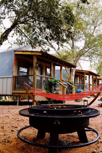 Gambar di galeri bagi Alluring Tented Cabin on Geronimo Creek - Perfect Glamping Vacation Destination in Seguin, Texas di Lauback