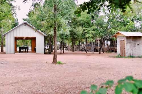 Taman di luar Alluring Tented Cabin on Geronimo Creek - Perfect Glamping Vacation Destination in Seguin, Texas