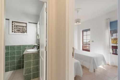 Habitación con baño con lavabo y mesa. en Orion Beach, en Puerto