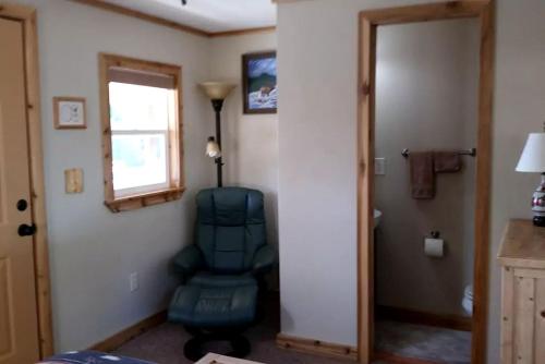 Posezení v ubytování Rustic Mountain Retreat Perfect for Large Groups in Kingston, Idaho