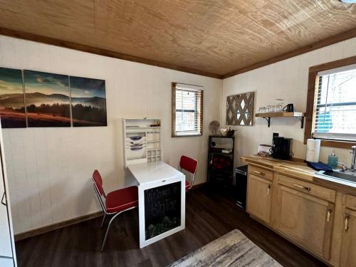 Gallery image of Tiny Cabin Retreat Near Great Smoky Mountains, Tennessee in Sunshine