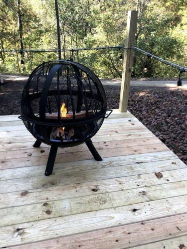 Gallery image of Tiny Cabin Retreat Near Great Smoky Mountains, Tennessee in Sunshine