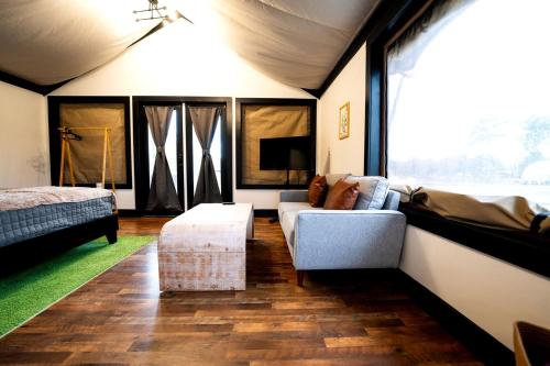 Ένα ή περισσότερα κρεβάτια σε δωμάτιο στο Romantic Safari Tent with Grill and Hot Tub in Cedar Bluff, Alabama