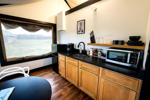 Η κουζίνα ή μικρή κουζίνα στο Romantic Safari Tent with Grill and Hot Tub in Cedar Bluff, Alabama