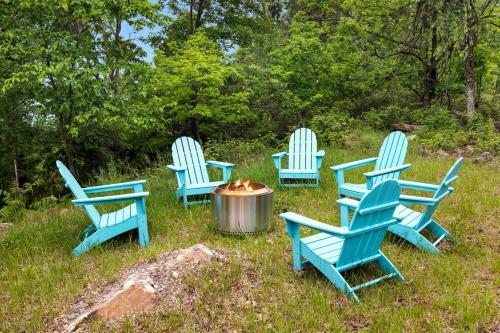 Сад в Scenic Getaway Cabin w/ Fire Pit, Deck & Panoramic Views in Martinsburg, WV