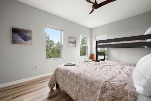 Кровать или кровати в номере Scenic Getaway Cabin w/ Fire Pit, Deck & Panoramic Views in Martinsburg, WV