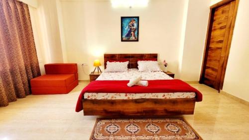 Ένα ή περισσότερα κρεβάτια σε δωμάτιο στο Yogvan Holidays 1BHK Apartments Tapovan Rishikesh