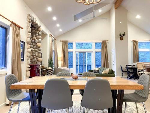 ein Wohnzimmer mit einem Holztisch und Stühlen in der Unterkunft Enchanting Creekside Cabin Retreat near Yosemite National Park in California in Fish Camp
