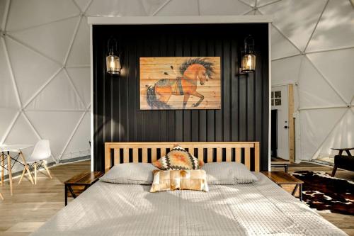 Postel nebo postele na pokoji v ubytování Luxury Glamping Domes & Chalet with Hot Tubs and Mountain Views in Augusta, WV