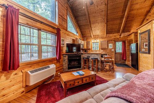 Posezení v ubytování Cozy Secluded Cabin with Fire Pit and Barbecue and Access to Fantastic Hiking Trails in Cleveland, Georgia