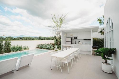 Bazén v ubytování MiraMaya Luxury Mountain View Private Pool Villa 4 nebo v jeho okolí