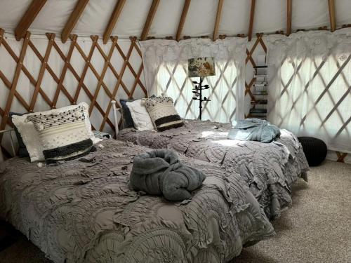 Ένα ή περισσότερα κρεβάτια σε δωμάτιο στο Chic Woodland Yurt Rental on a Wellness Ranch in Southern California