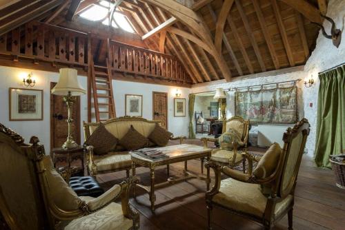 Ruang duduk di Medieval Tower Rental for a Unique Getaway near Galway in Ireland