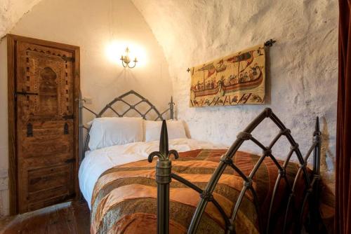 Katil atau katil-katil dalam bilik di Medieval Tower Rental for a Unique Getaway near Galway in Ireland