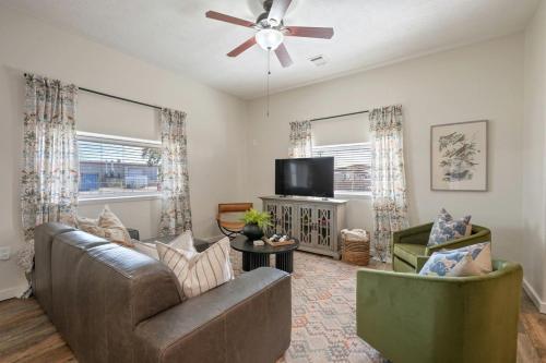 Gallery image of Industrial-Chic Cottage Retreat with Outdoor Space Near Kyle Field & Easterwood Airport in Dr. College Station, Texas in College Station