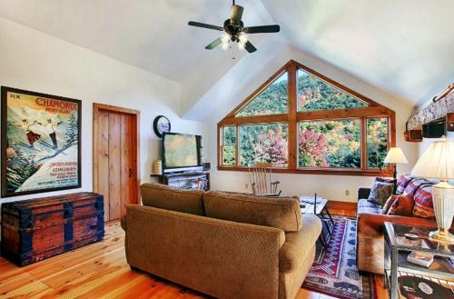 Posezení v ubytování Picturesque, Mountain Suite nestled in Pastoral Setting in Wells, Vermont
