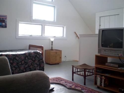 TV a/nebo společenská místnost v ubytování Rustic Family-Friendly Cabin Rental with Full Kitchen in the Northeast Kingdom of Vermont
