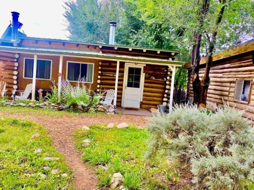 Zahrada ubytování Studio-Style Log Cabin near Carson National Forest, New Mexico