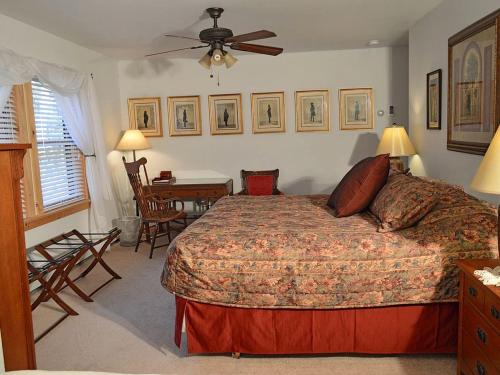 Ένα ή περισσότερα κρεβάτια σε δωμάτιο στο Enormous Family-Friendly Cabin Rental in Shawangunk Mountains, New York