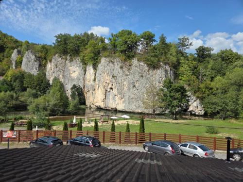 a group of cars parked in front of a mountain at Pensiunea Gradia Șuncuiuș in Şuncuiuş