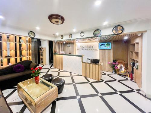 Una televisión o centro de entretenimiento en Hanoi Valley Boutique Hotel & Travel