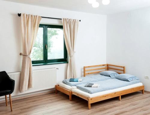 Ένα ή περισσότερα κρεβάτια σε δωμάτιο στο Charming Bed and Breakfast Getaway on a Farm near Zalău, Romania