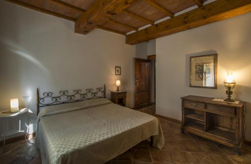 a bedroom with a bed and a table with two lamps at Casa Vacanze Le Fornaci in Laterina