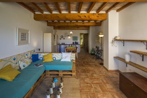 a living room with a couch and a table at Casa Vacanze Le Fornaci in Laterina