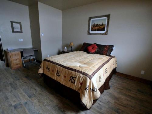 une chambre avec un lit, une table et un bureau dans l'établissement Charming Vacation Rental for Large Groups near Yellowstone National Park, Wyoming, à Thayne