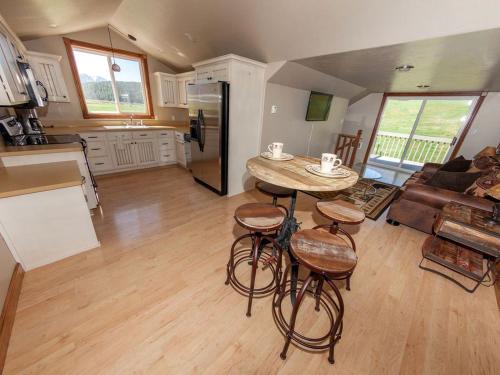 une cuisine et un salon avec une table et des chaises dans l'établissement Charming Vacation Rental for Large Groups near Yellowstone National Park, Wyoming, à Thayne