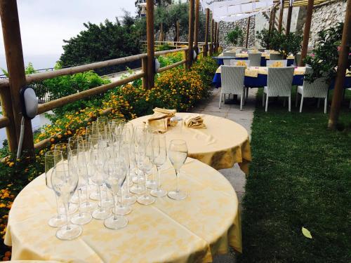 a group of wine glasses sitting on top of tables at Fico D'India Relais in Furore