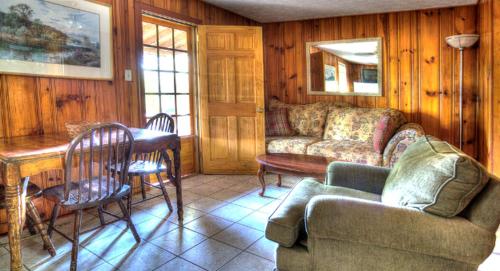Posezení v ubytování Two-Bedroom Cabins for Rent near Daniel Boone National Forest, Kentucky