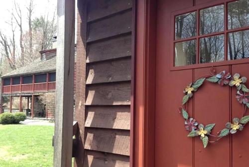 Zahrada ubytování Romantic Year-Round Cabin Getaway with Free Wi-Fi in Saugerties, New York