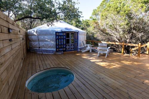 Fotografie z fotogalerie ubytování Cozy Couples Yurt with Hot Tub in Dripping Springs, Texas v destinaci Hammetts Crossing