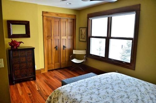 Katil atau katil-katil dalam bilik di Incredible Lake Getaway with Direct Beach Access near Muskegon, Michigan