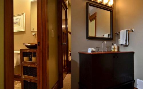 Bilik mandi di Incredible Lake Getaway with Direct Beach Access near Muskegon, Michigan