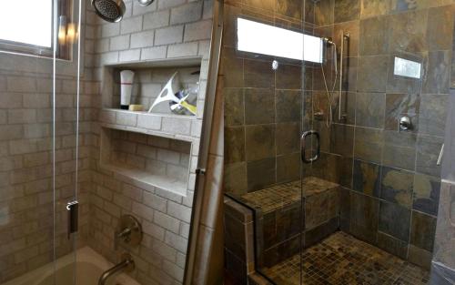Bilik mandi di Incredible Lake Getaway with Direct Beach Access near Muskegon, Michigan