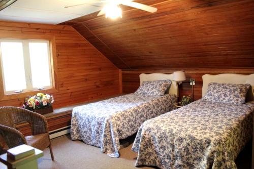 Katil atau katil-katil dalam bilik di Charming Cabin Rental with Private Beach Access on Lake George in New York