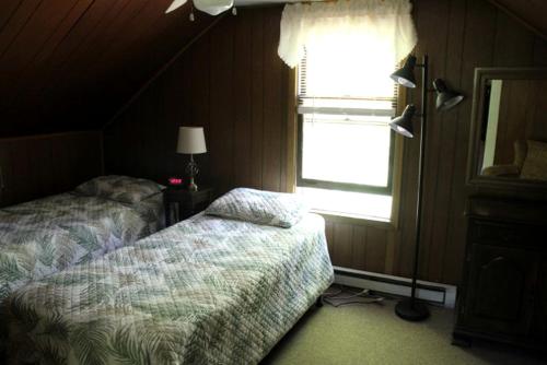 Katil atau katil-katil dalam bilik di Charming Cabin Rental with Private Beach Access on Lake George in New York