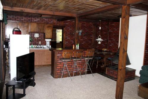 Lounge atau bar di Charming Cabin Rental with Private Beach Access on Lake George in New York