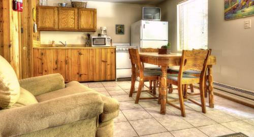 Kuchyň nebo kuchyňský kout v ubytování Luxurious and Modern One-Bedroom Cabin Rentals for Two in Somerset, Kentucky