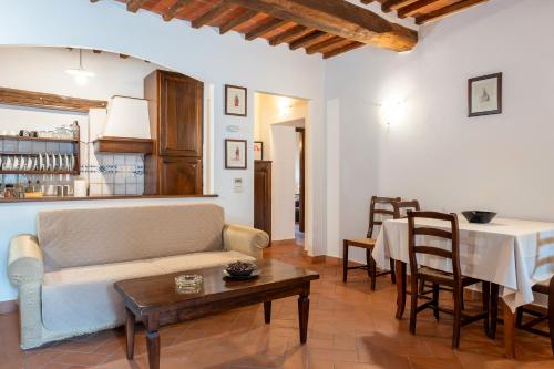 a living room with a couch and a table at Apartament Monastero in Cortona