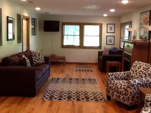 salon z kanapą i krzesłem w obiekcie Comfortable Cabin Rental Perfect for an Outdoor Adventure near Elkins, West Virginia w mieście Elkins
