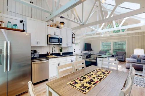 Η κουζίνα ή μικρή κουζίνα στο Charming Farmhouse Escape with Trails & Pond in College Station, Texas