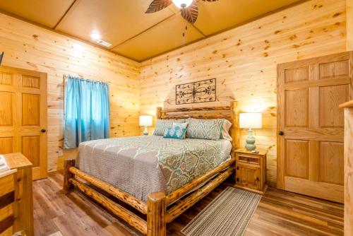 Postel nebo postele na pokoji v ubytování Paradise Cabin with Foosball Table and BBQ in Cleveland, Georgia