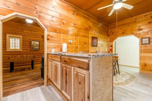 Koupelna v ubytování Paradise Cabin with Foosball Table and BBQ in Cleveland, Georgia